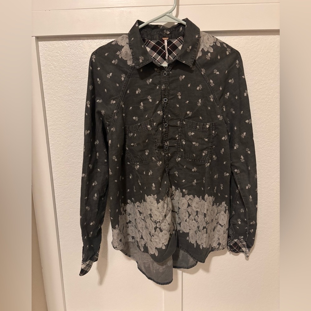 Free people size medium women’s button up collar short grey with floral